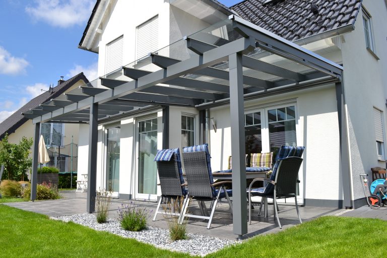 Terrassenüberdachung aus Holz mit Beschattung Pollmeier Holzbau GmbH