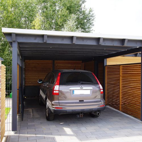 Flachdachcarport mit Abstellraum aus Lärchenholz in Herzebrock