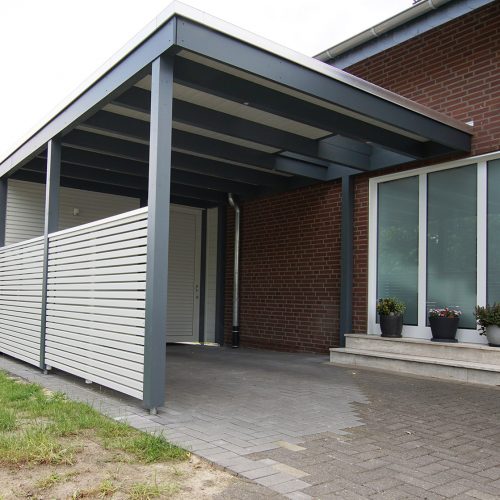 Flachdachcarport mit Abstellraum und Rhombusprofil in Sende