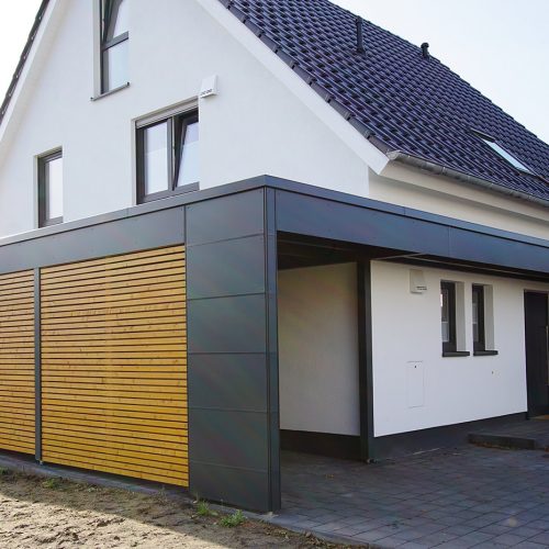 Flachdachcarport mit Rhombusprofil HPL Platten inkl. Haustürvordach in Friedrichsdorf