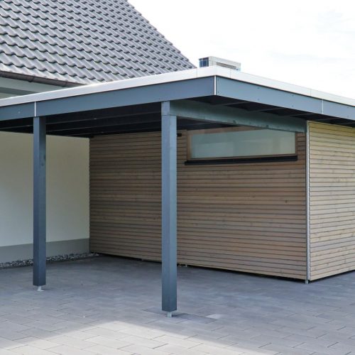 Flachdachcarport mit Abstellraum in Rhombus- Lärche mit Vergrauungslasur