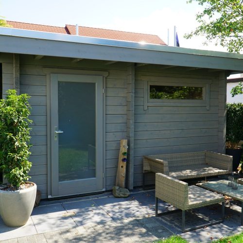 Gartensauna aus 70mm Blockbohlen und Vorraum in Rietberg